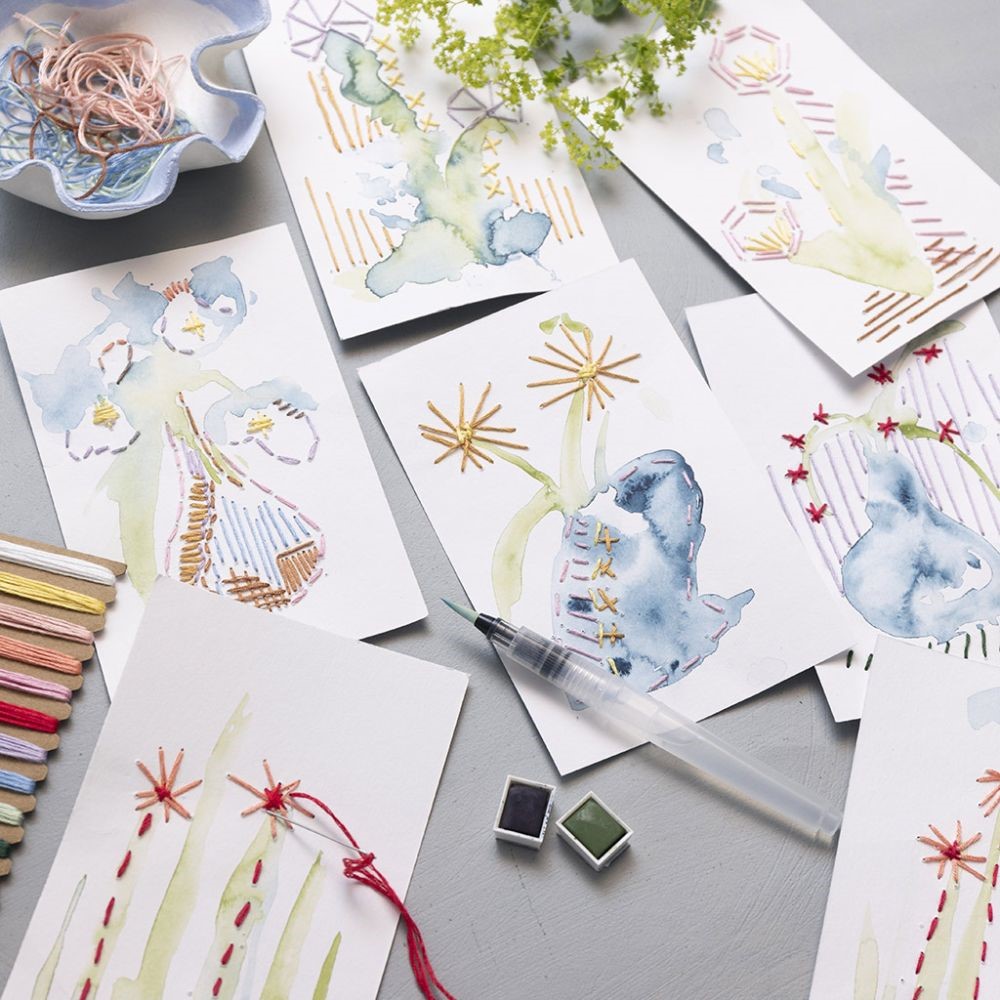 Schilderijen van aquarel en borduurwerk