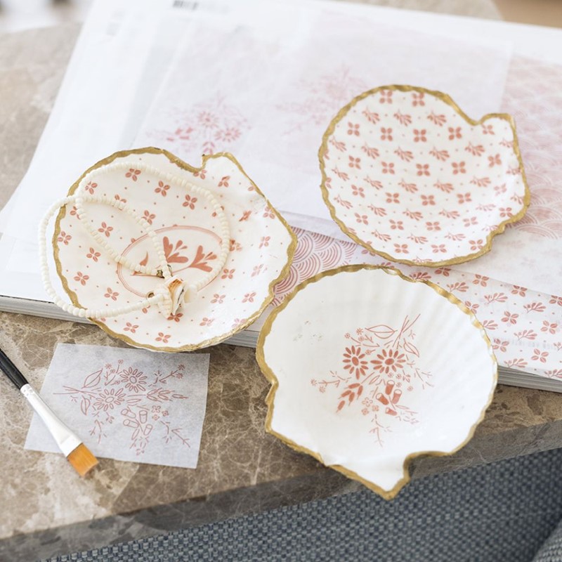 Schelpen versierd met decoupage en goudkleurige stift