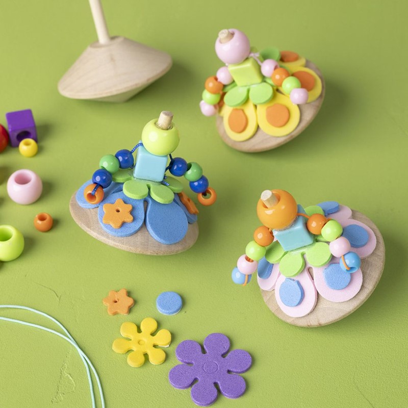 Houten speelgoed tollen versierd als ballerina's