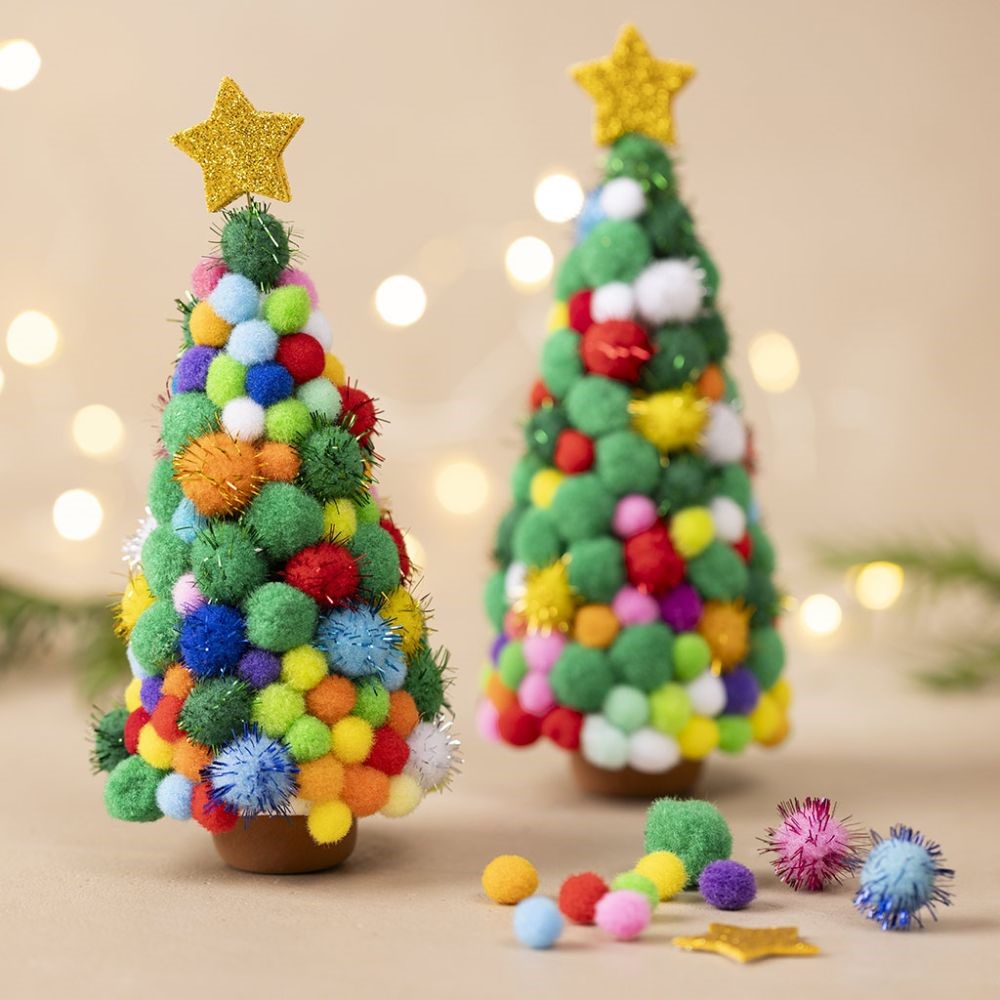 Kleurrijke pompon kerstbomen
