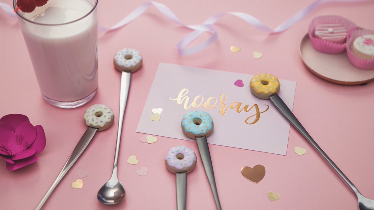 Schattige donut toppers van FIMO klei voor je bestek