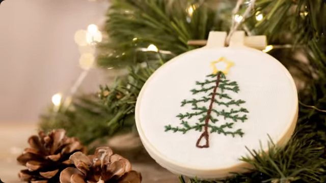 Borduurframe met geborduurde kerstboom