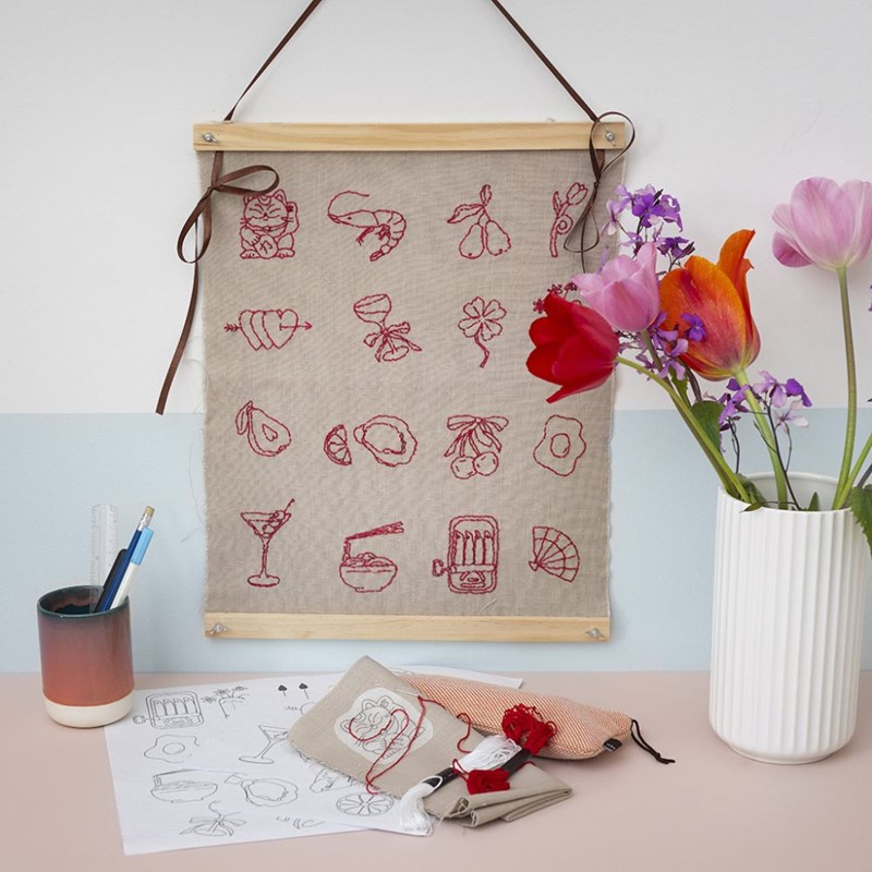 Wandhanger met geborduurde ontwerpen