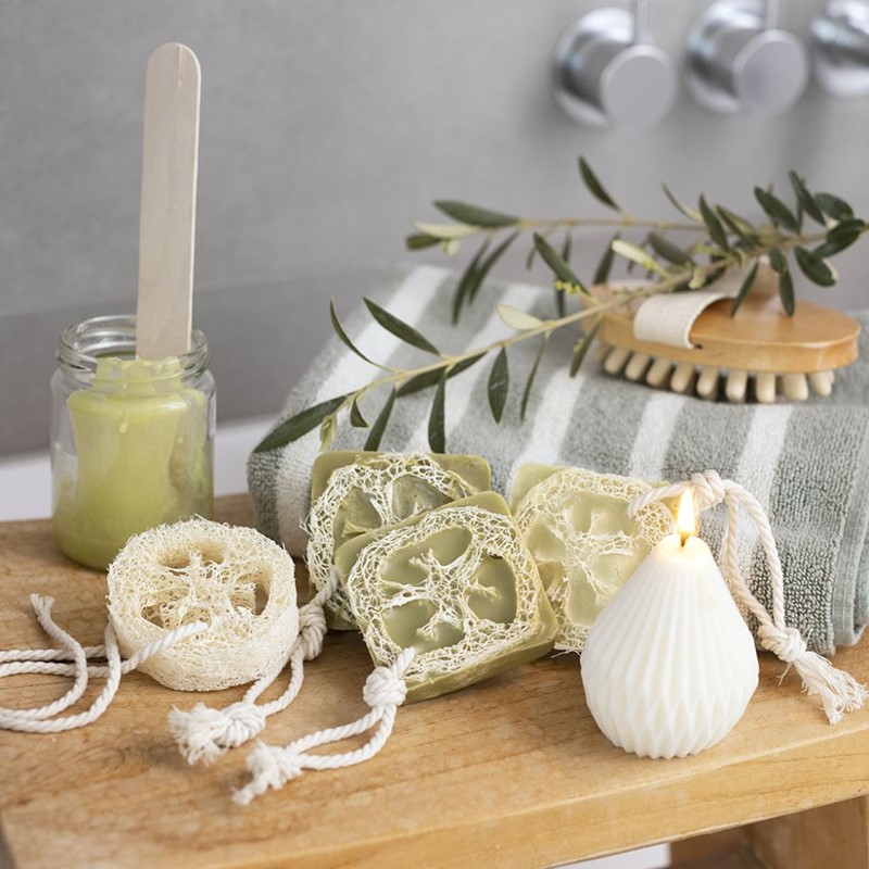 Scrub en zeep met loofah spons in olijfzeep