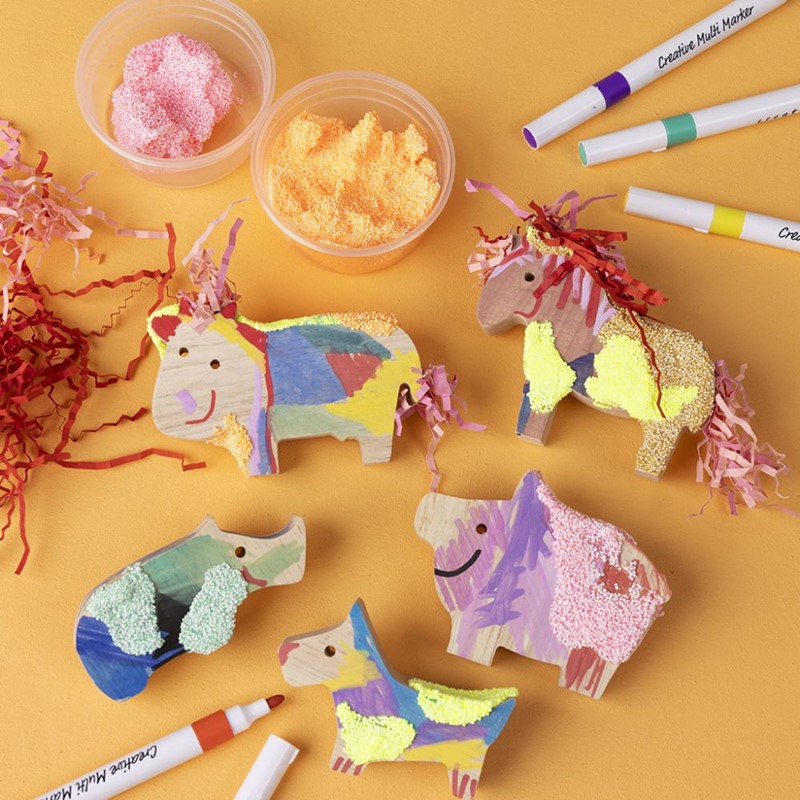 Houten dieren versierd met stiften, versnipperd papier en Foam Clay