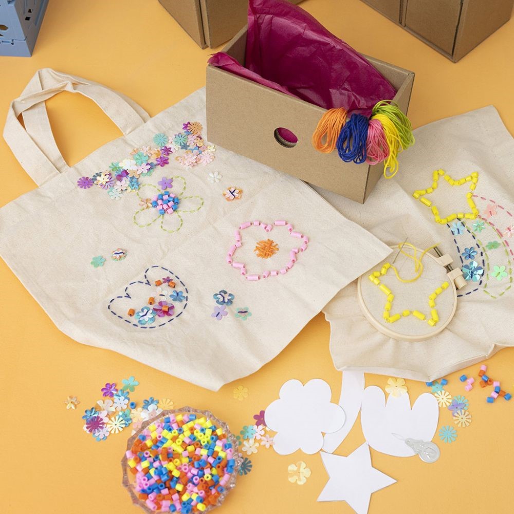 Tote bags versierd met borduursels en kralen