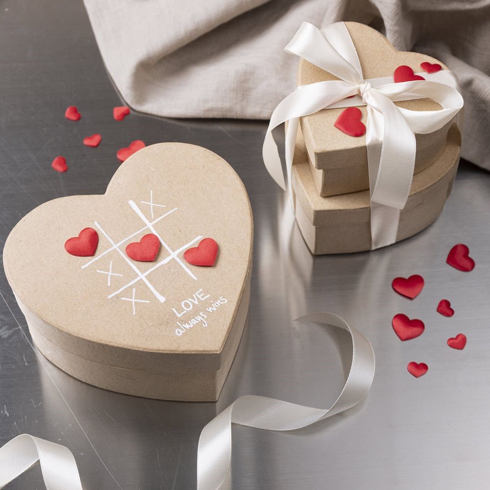 Hartvormig doosje met liefdevolle hartjesdecoratie
