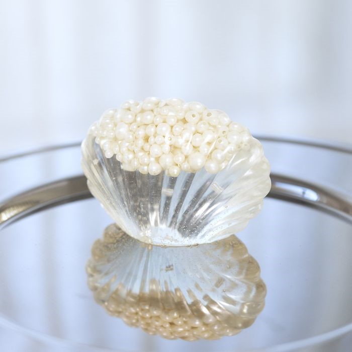 Gegoten glashelderen schelp met parel details