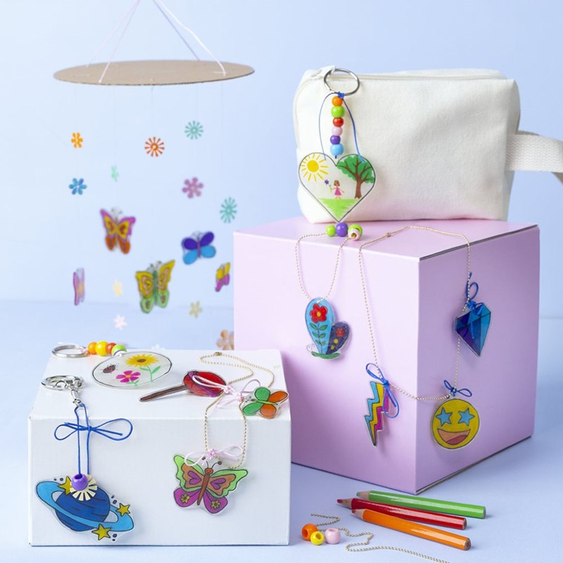 Vlindermobiel, sieraden en sleutelhangers van krimpfolie