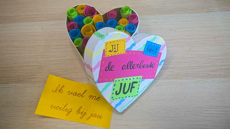 Geluksdoosje maken voor juf of meester met complimentjes op papier