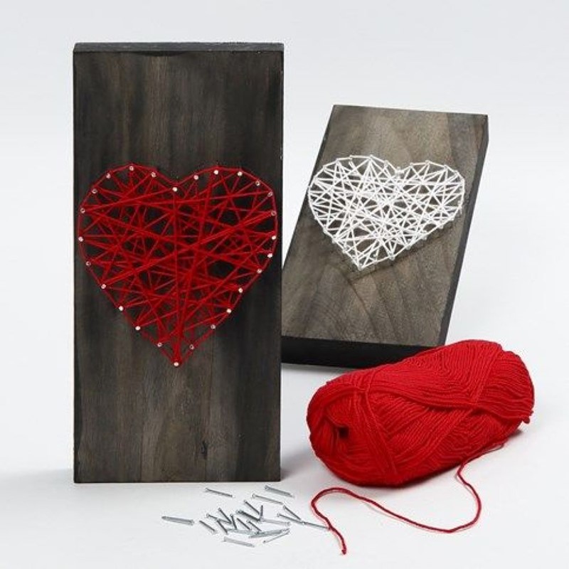 String art hart maken met wol en spijkers