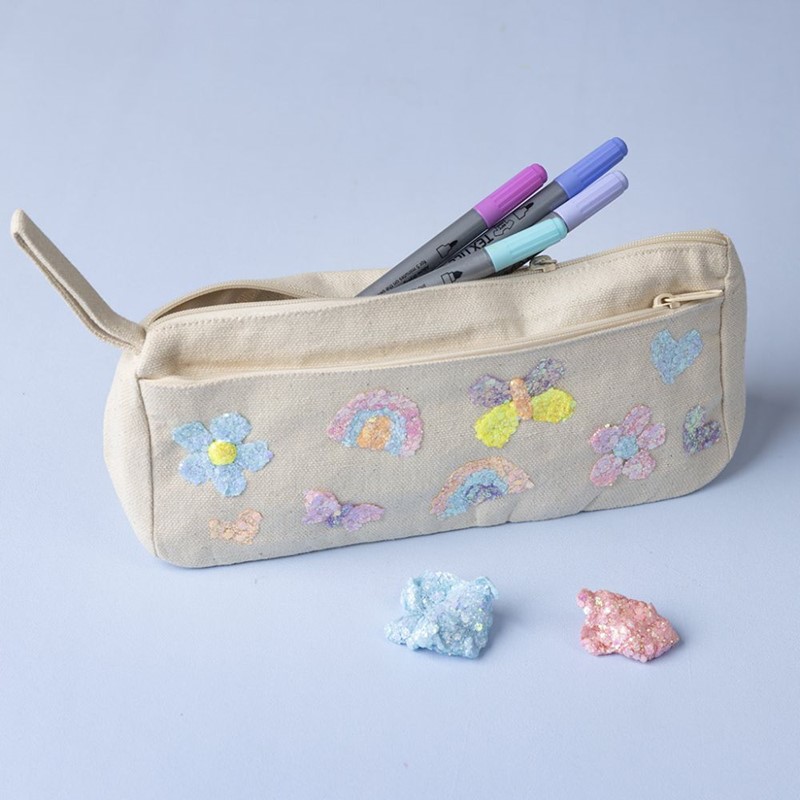 Etui versieren met glinsterende bloemen en vlinders van glitter clay