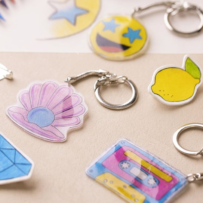 Broches en sleutelhangers maken van krimpfolie met kleurpotloden