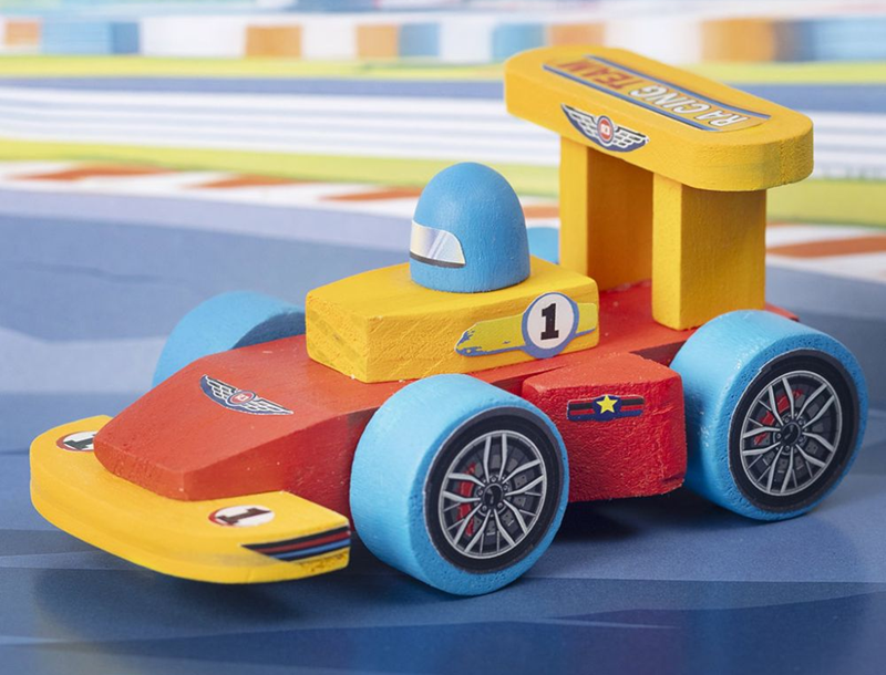 Houten raceauto maken, schilderen en versieren met stickers