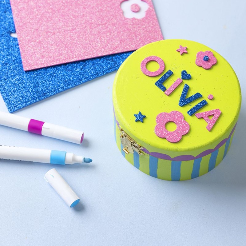 Kleine houten doos schilderen en versieren met EVA foam stickers en multimarkers