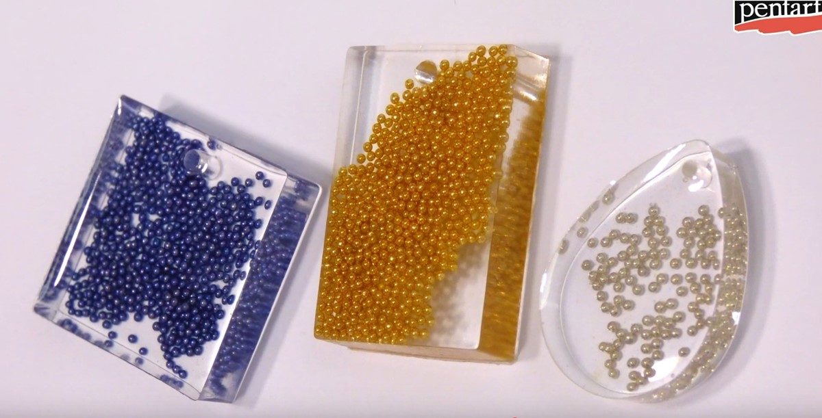 Super Glass Resin vermengen met glazen mini kralen