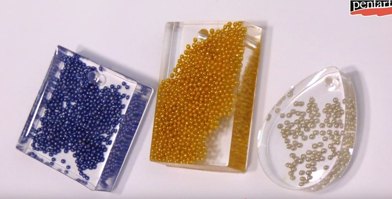 Super Glass Resin vermengen met glazen mini kralen