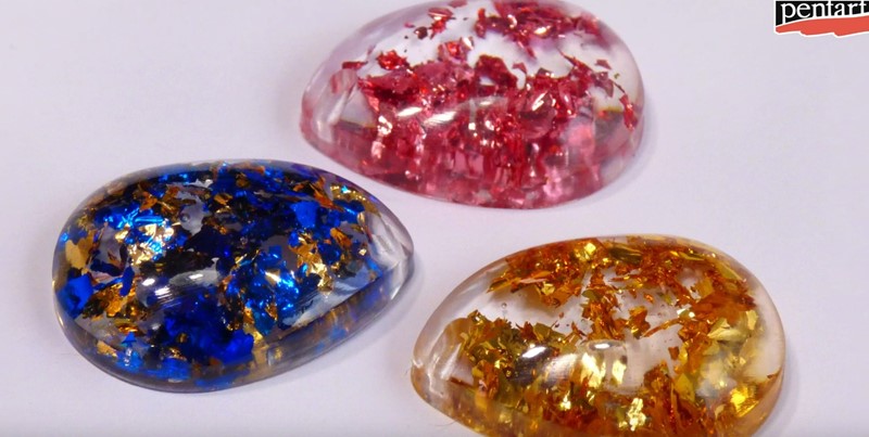 Super Glass Resin vermengen met gekleurde vlokken