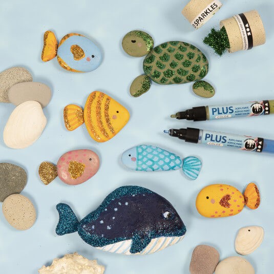 Zeedieren geschilderd op stenen met stiften en versierd met bio glitter