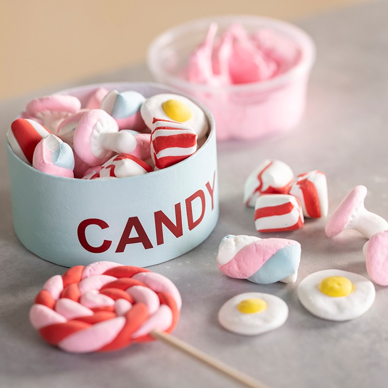 Lolly's en snoepjes boetseren van Silk Clay voor de speelkeuken