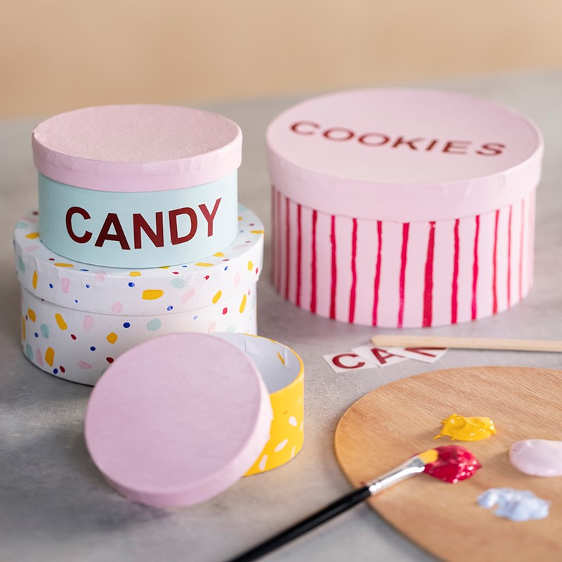 Cakeblikken maken van papier-maché dozen met acrylverf en plakletters