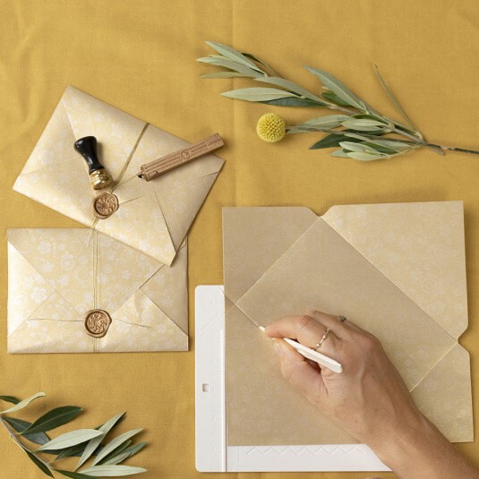 
Zelf een envelop maken met een scoring board en waszegel
