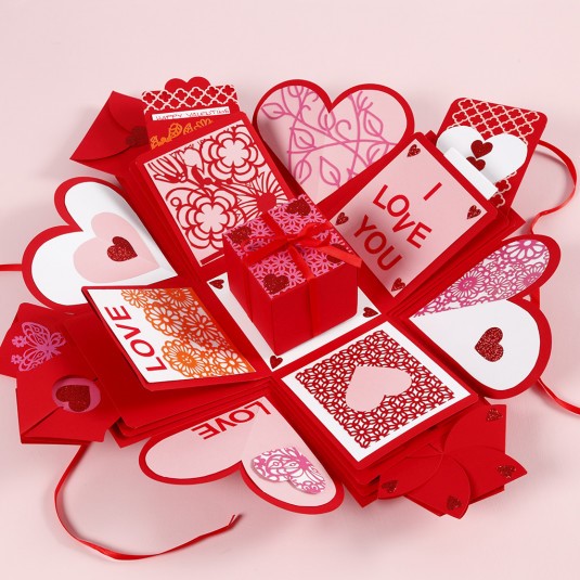 
Explosiedoos versieren voor Valentijnsdag met glitterhartjes en rub-on stickers