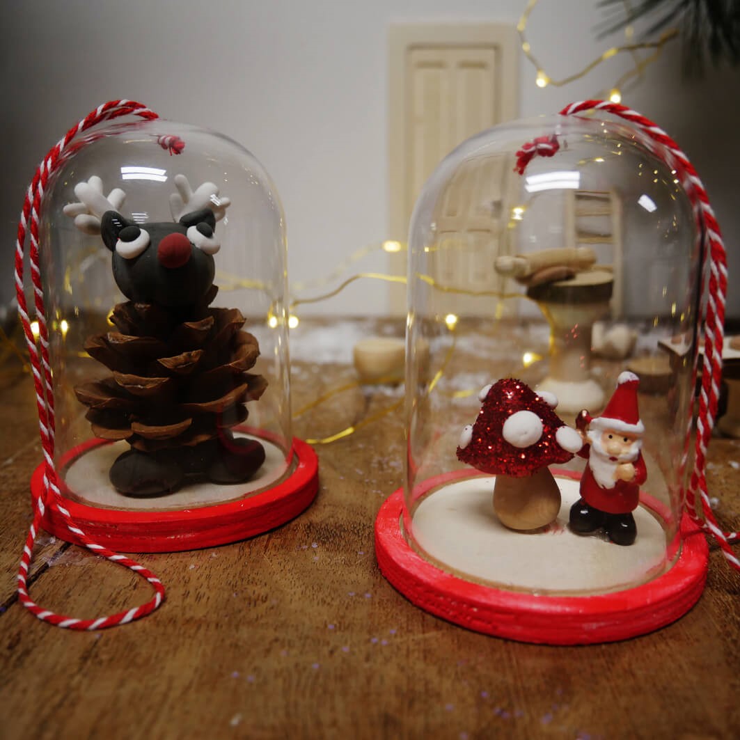 Stolp met mini kerst decoraties