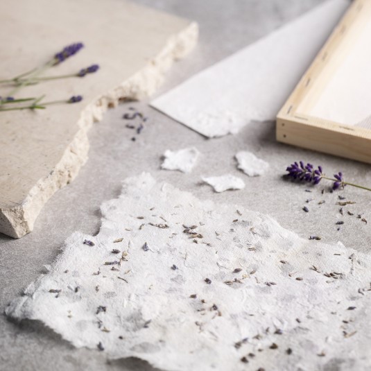 Handgeschept papier maken met karton en lavendel