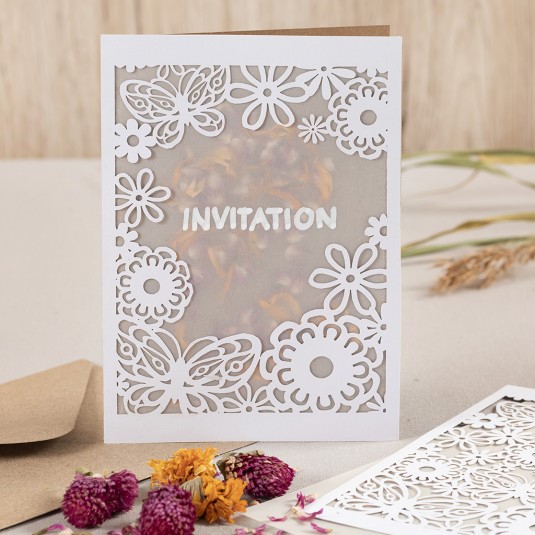 Uitnodiging maken met vellum en gedroogde bloemen