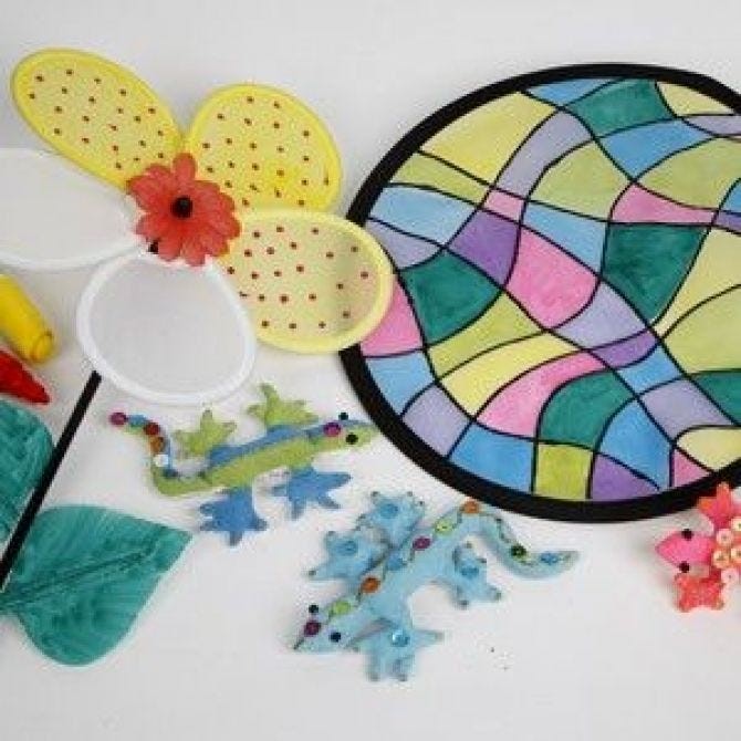 Fantastische frisbee gekleurd met textielstiften