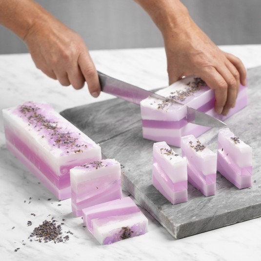 Zelfgemaakte tint op tint lavendel zeep
