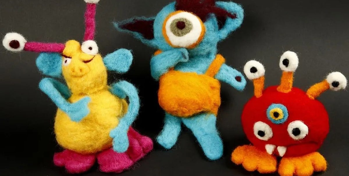 Grappige monsters van gekaarde wol