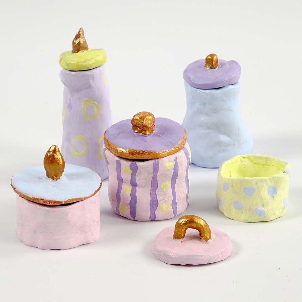 Kleine potten van zelfhardende klei