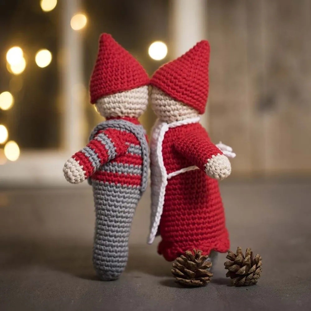 Een gehaakt kussend kerstkabouter paartje