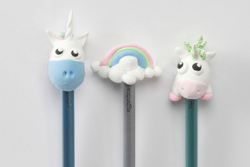 Kleurpotloden met eenhoorns en regenbogen