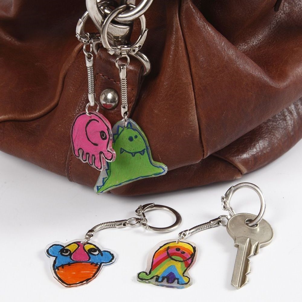 Hangers maken van krimpfolie met uitgeprinte figuren en kleurpotloden