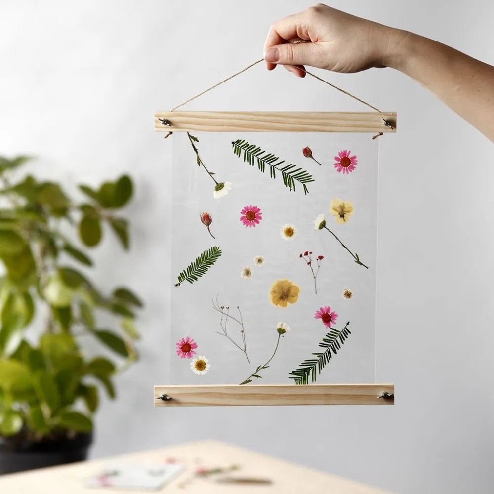 Gelamineerde decoratie met gedroogde bloemen