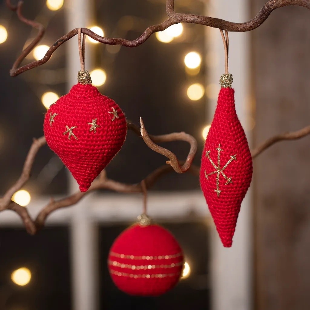 Kerstballen gehaakt van katoengaren