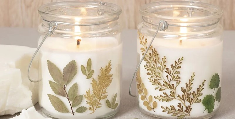 Lantaarn kaars versierd met gedroogde bladeren