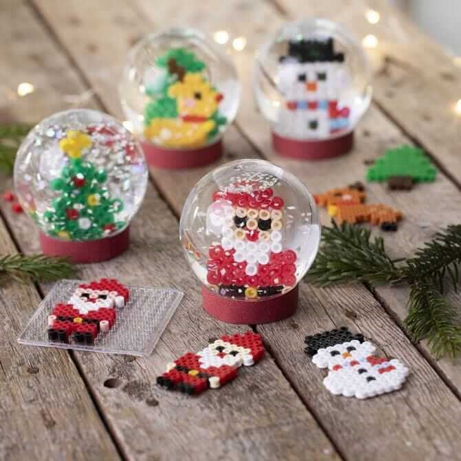 Sneeuwballen met strijkkralen kerstfiguurtjes