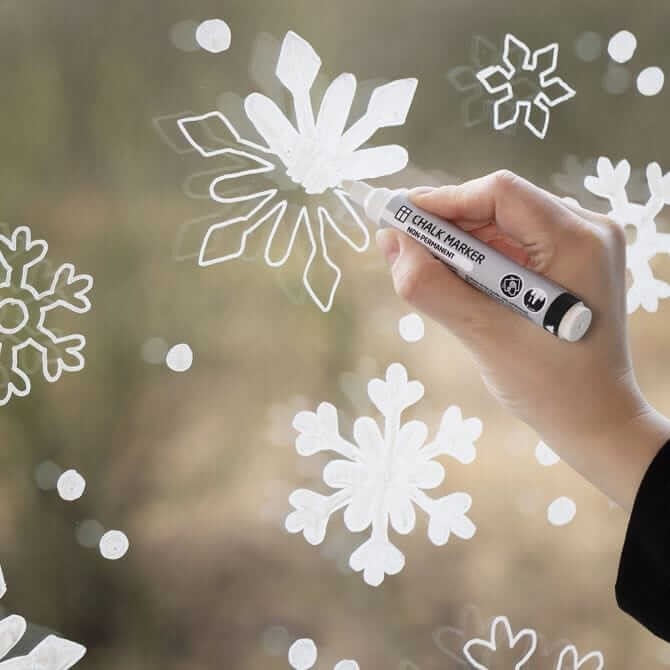 Sneeuwvlok raam decoratie met krijt pennen