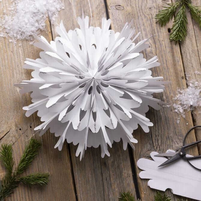 Knip een sneeuwvlok van papieren tassen