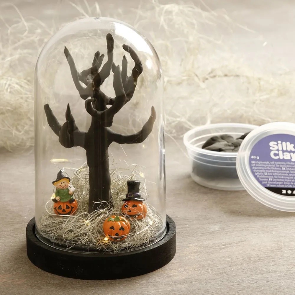 Een Halloween miniatuurwereld onder een stolp