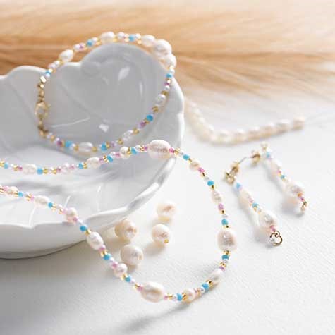 Een sieraden set met zoetwaterparels