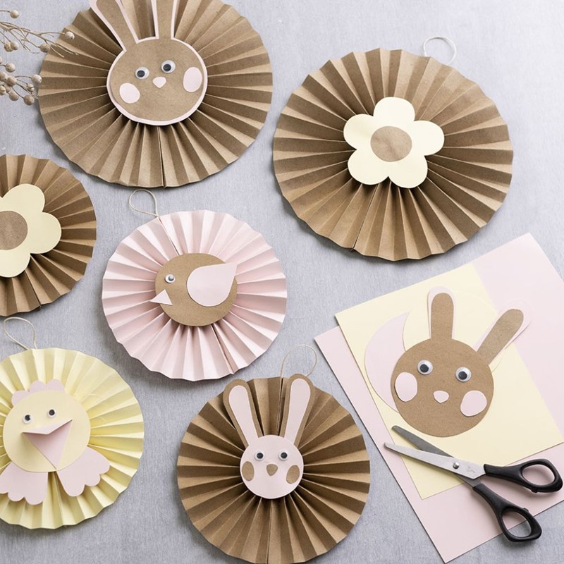 Lente rozetten als hangdecoratie