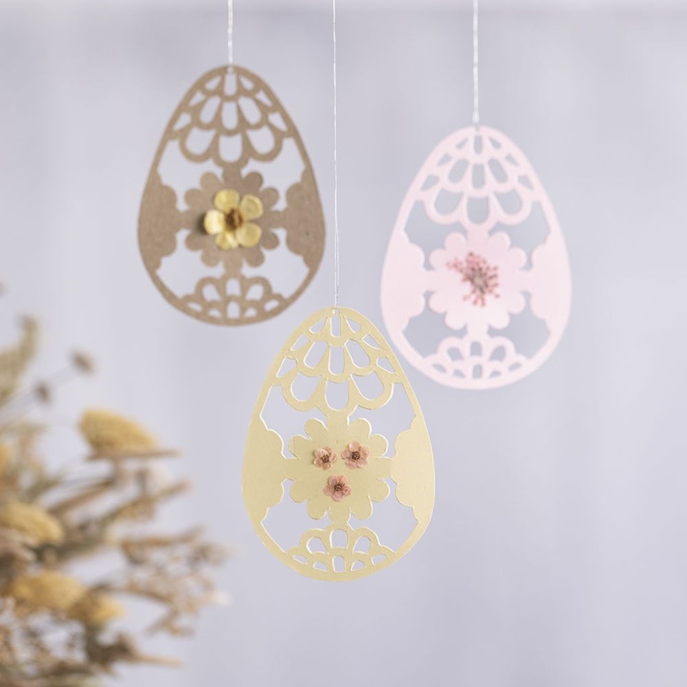 Kanten eieren van papier als hangende decoratie