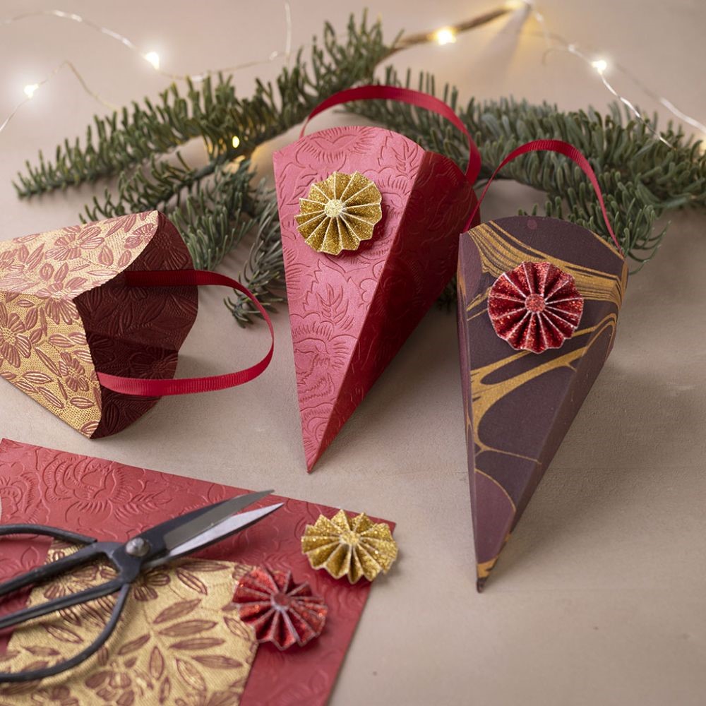 Dennenappels vouwen van handgeschept papier met rozetjes