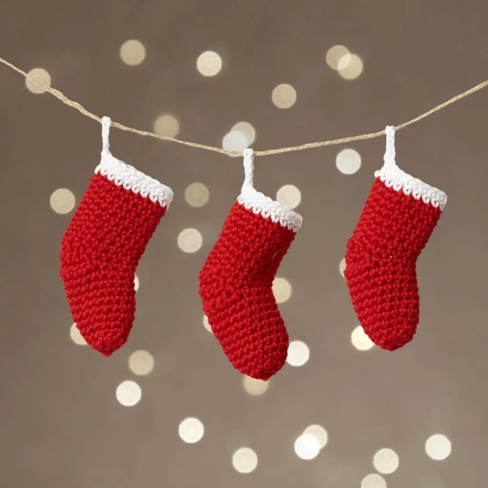 Gehaakte mini-kerstsok slinger