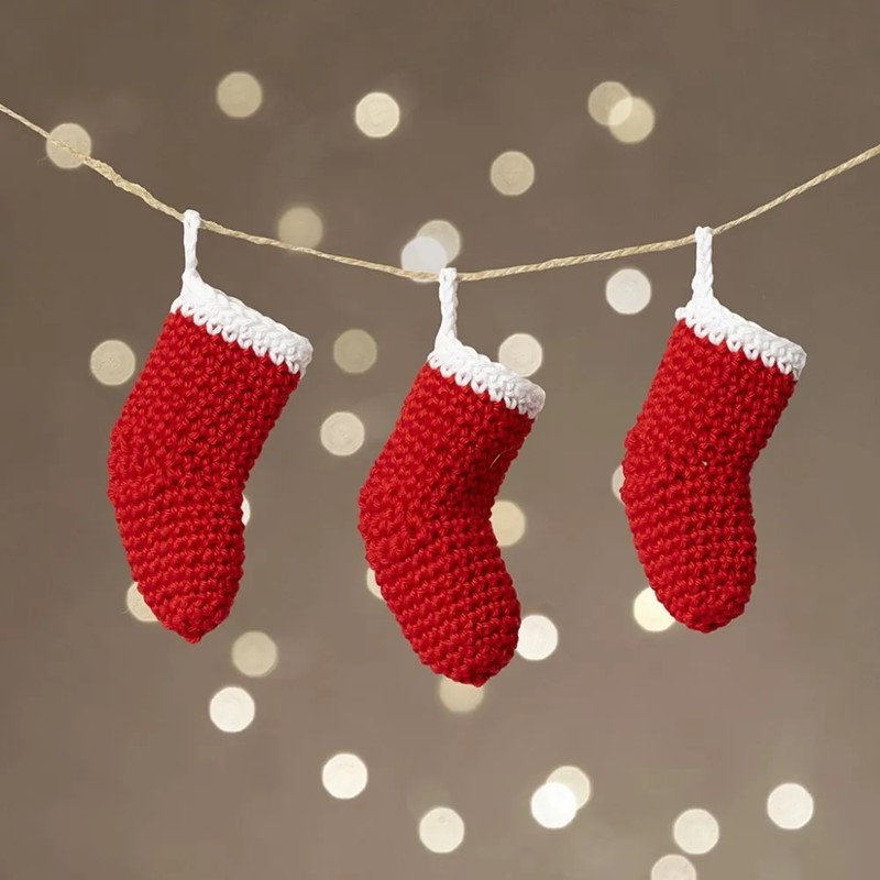 Gehaakte mini-kerstsok slinger